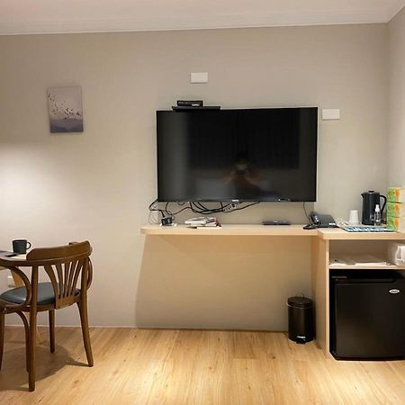 Yoshi Hotel - Tainan Station Branch Bagian luar foto