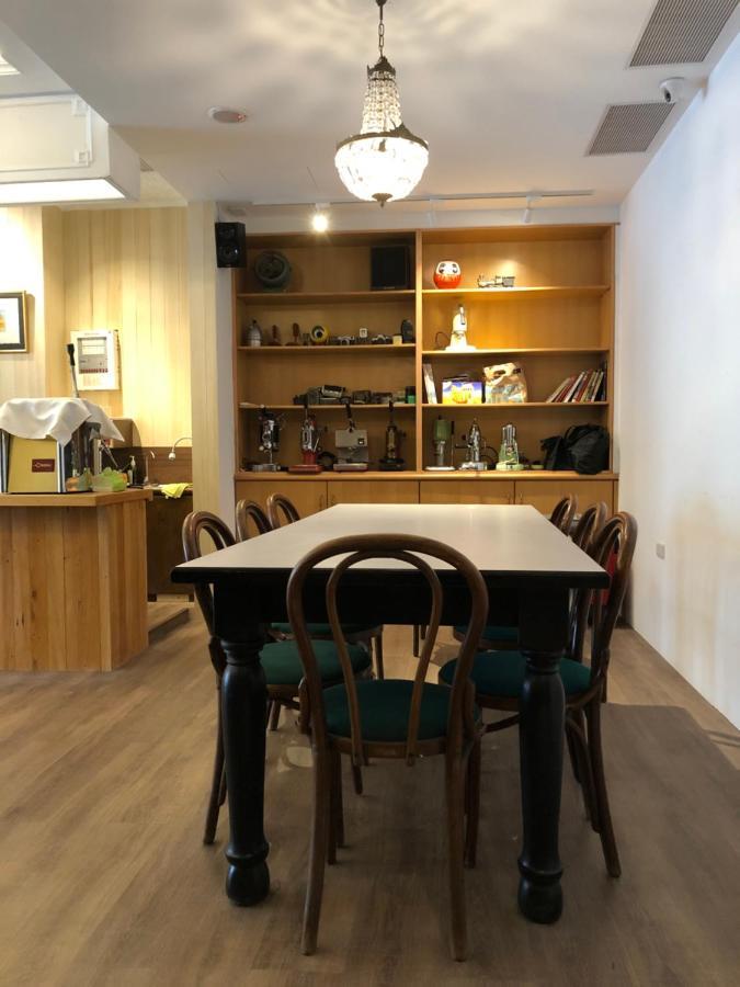 Yoshi Hotel - Tainan Station Branch Bagian luar foto
