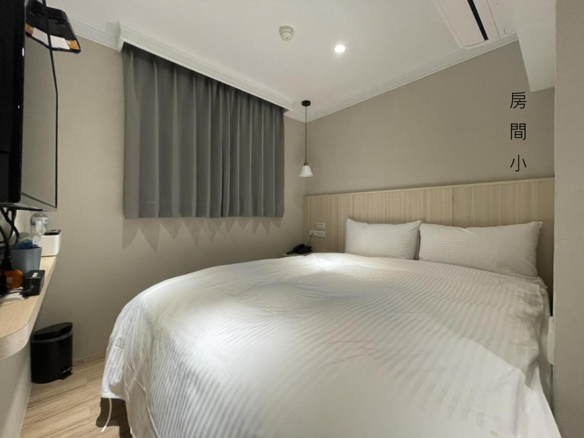 Yoshi Hotel - Tainan Station Branch Bagian luar foto
