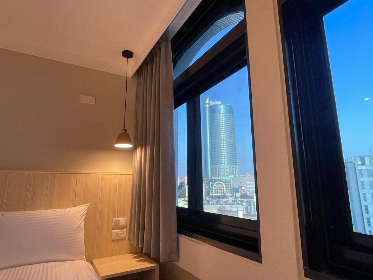 Yoshi Hotel - Tainan Station Branch Bagian luar foto