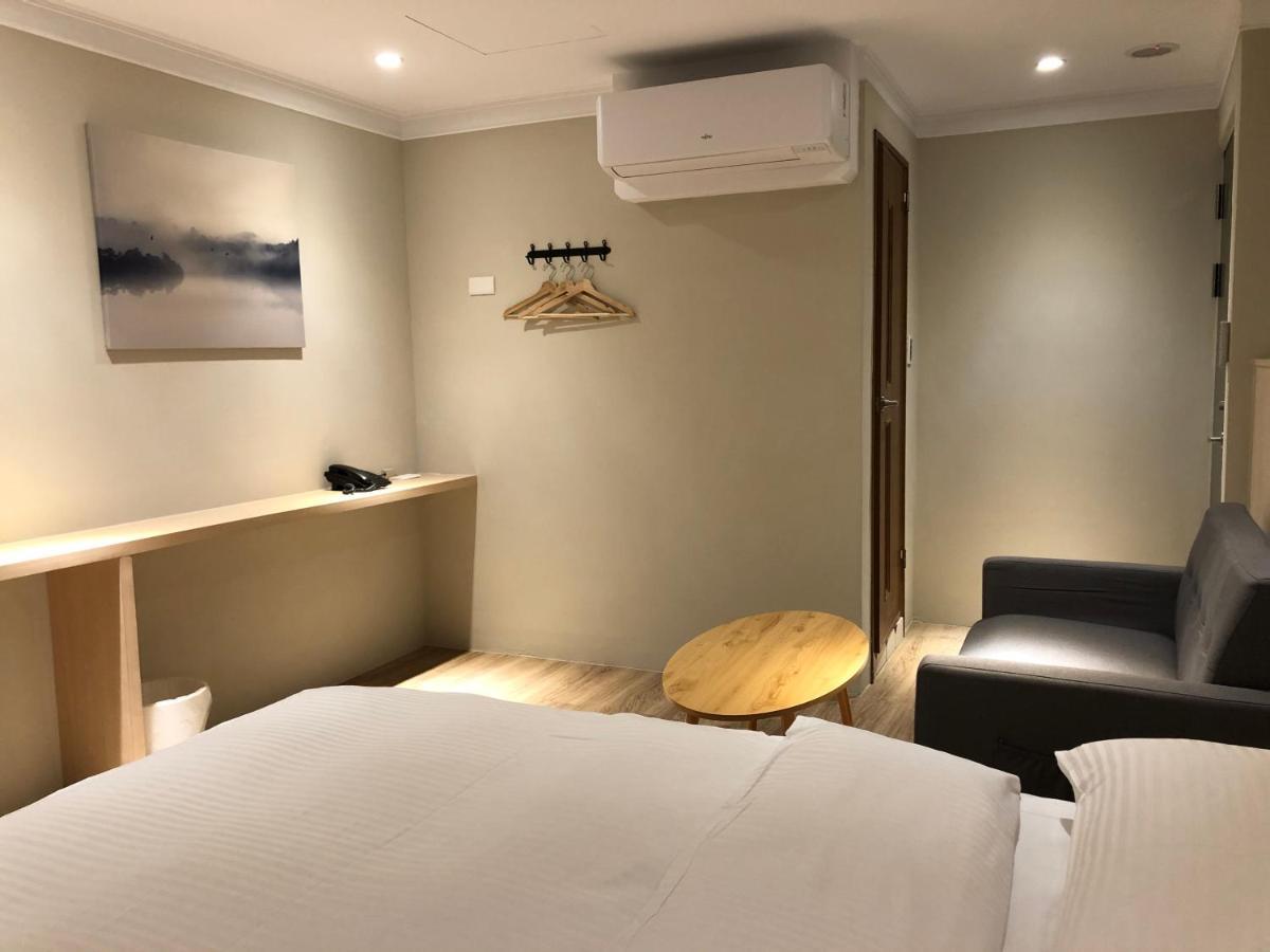 Yoshi Hotel - Tainan Station Branch Bagian luar foto