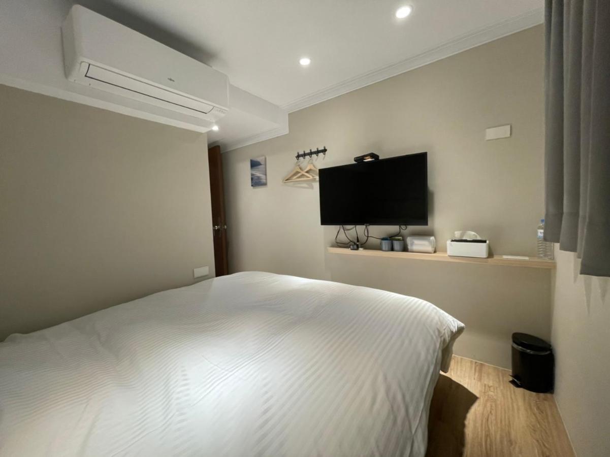 Yoshi Hotel - Tainan Station Branch Bagian luar foto