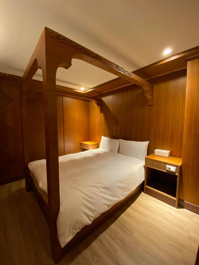 Yoshi Hotel - Tainan Station Branch Bagian luar foto