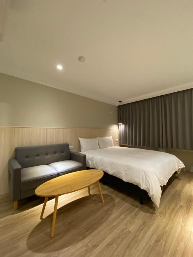Yoshi Hotel - Tainan Station Branch Bagian luar foto