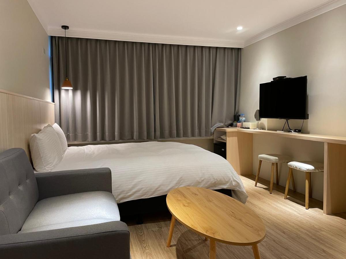 Yoshi Hotel - Tainan Station Branch Bagian luar foto