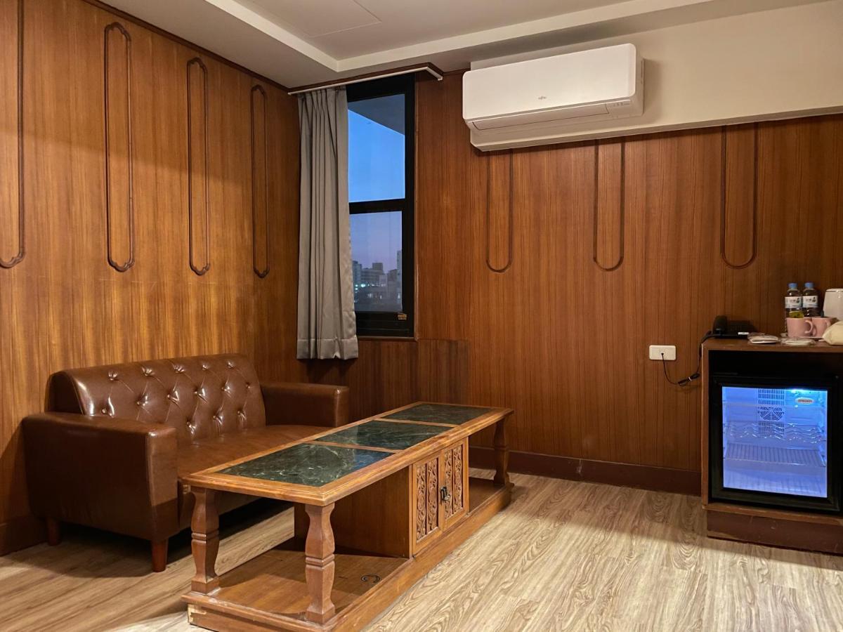 Yoshi Hotel - Tainan Station Branch Bagian luar foto