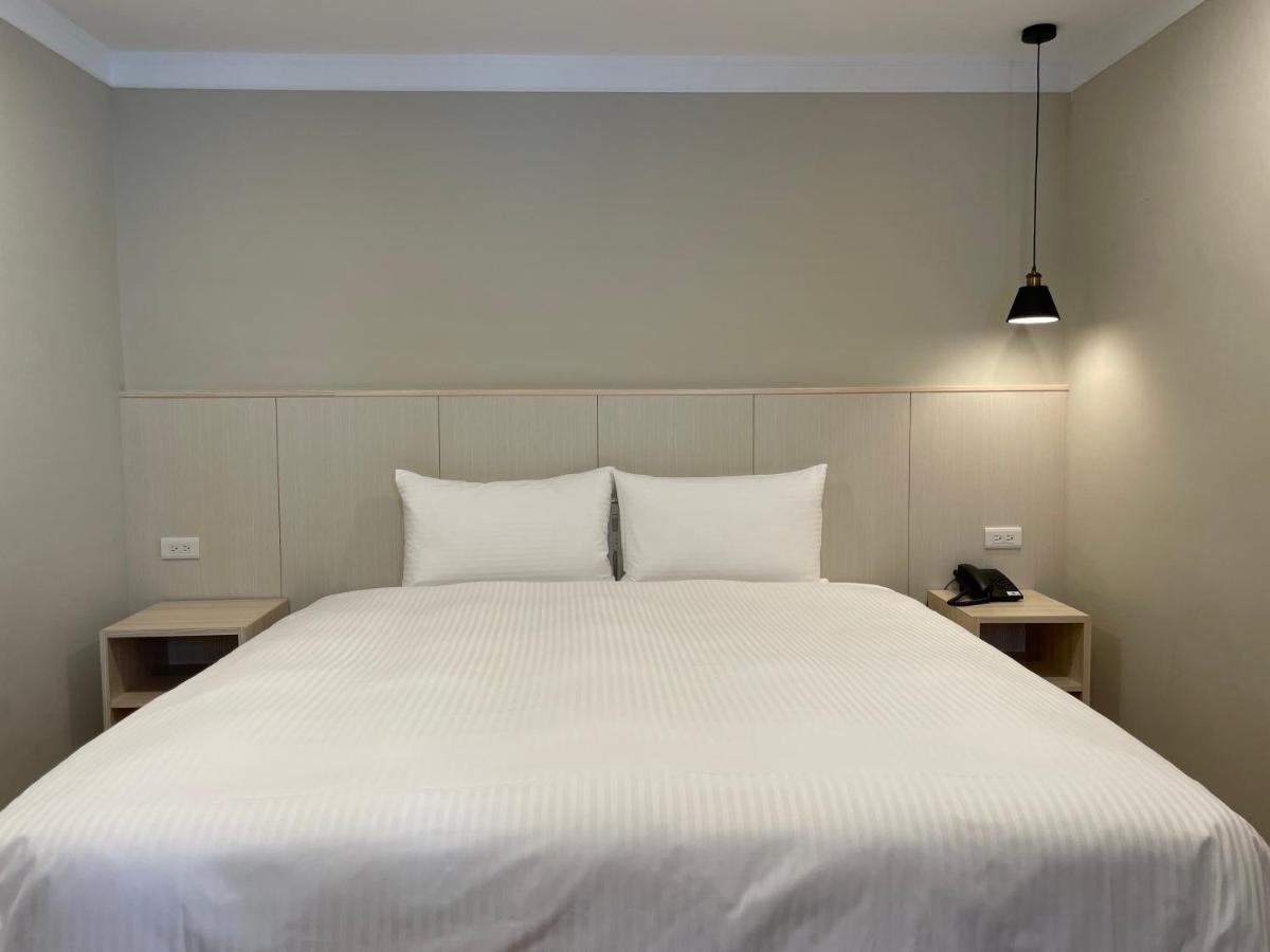 Yoshi Hotel - Tainan Station Branch Bagian luar foto