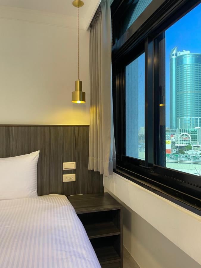 Yoshi Hotel - Tainan Station Branch Bagian luar foto