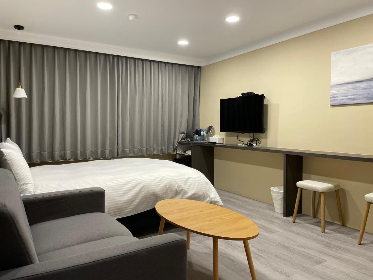 Yoshi Hotel - Tainan Station Branch Bagian luar foto