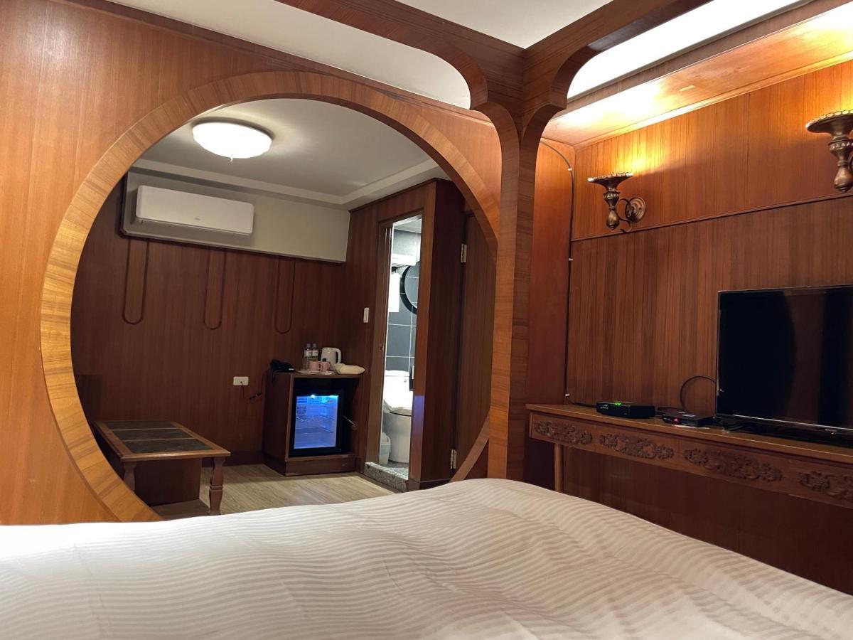 Yoshi Hotel - Tainan Station Branch Bagian luar foto