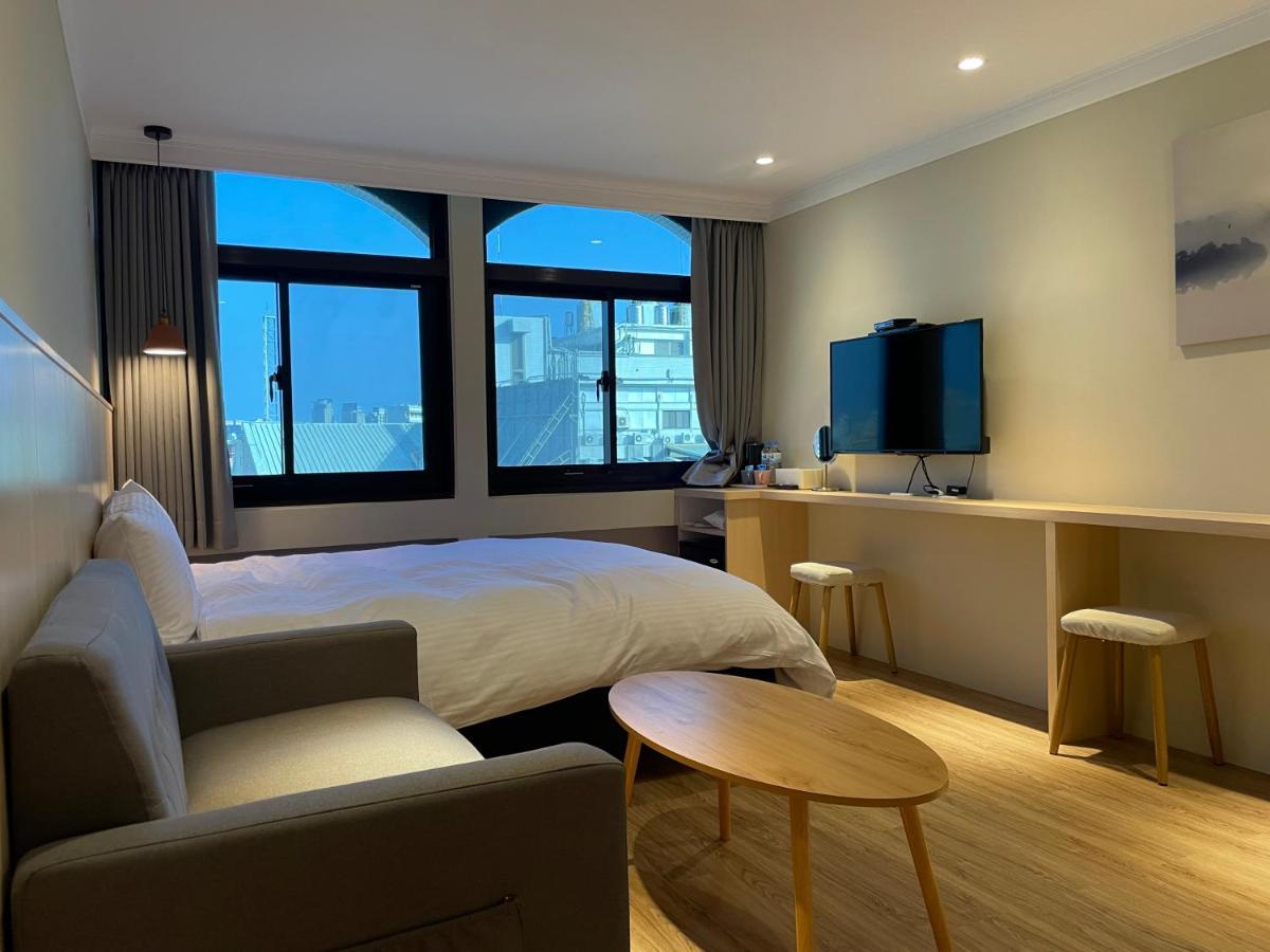 Yoshi Hotel - Tainan Station Branch Bagian luar foto