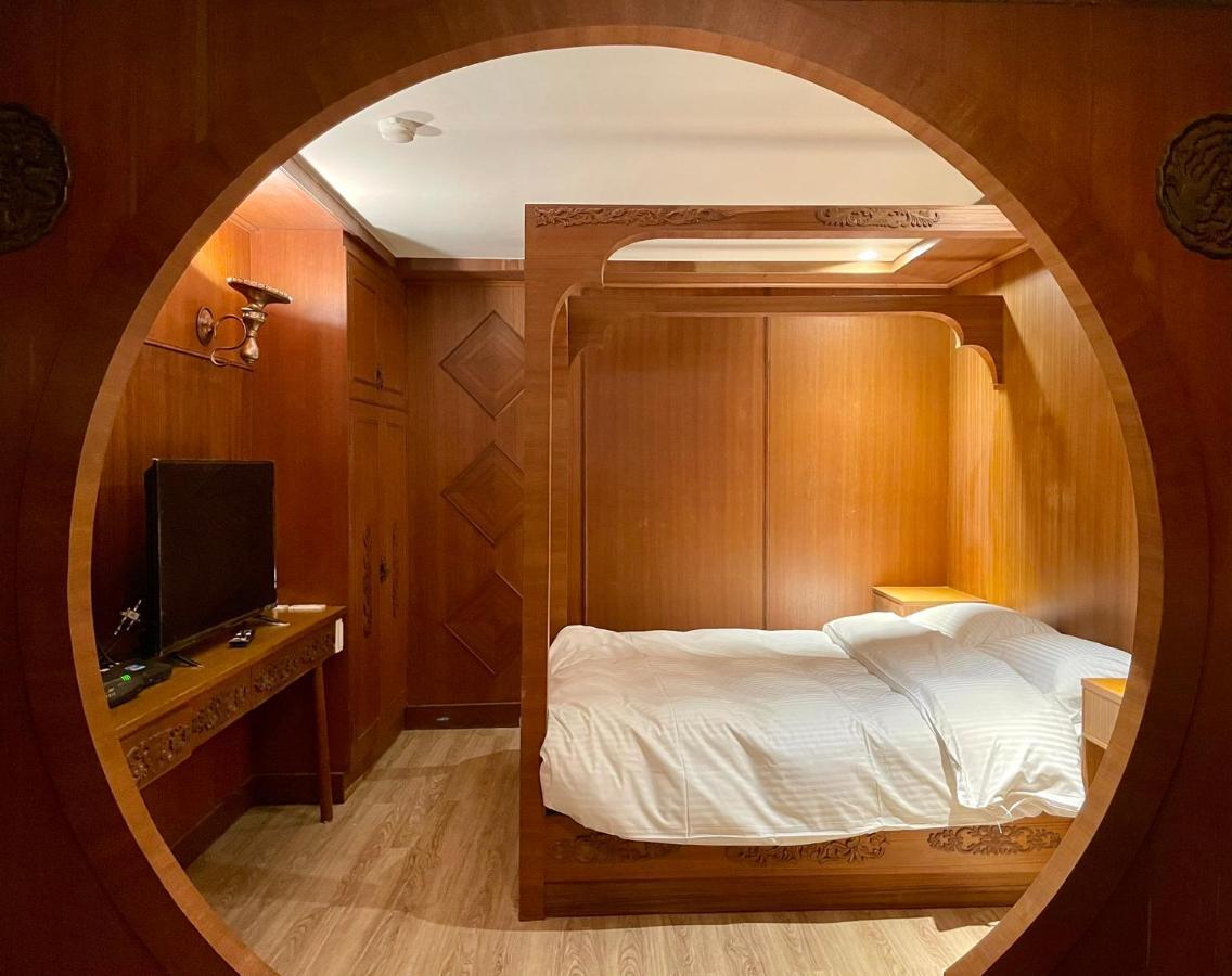 Yoshi Hotel - Tainan Station Branch Bagian luar foto