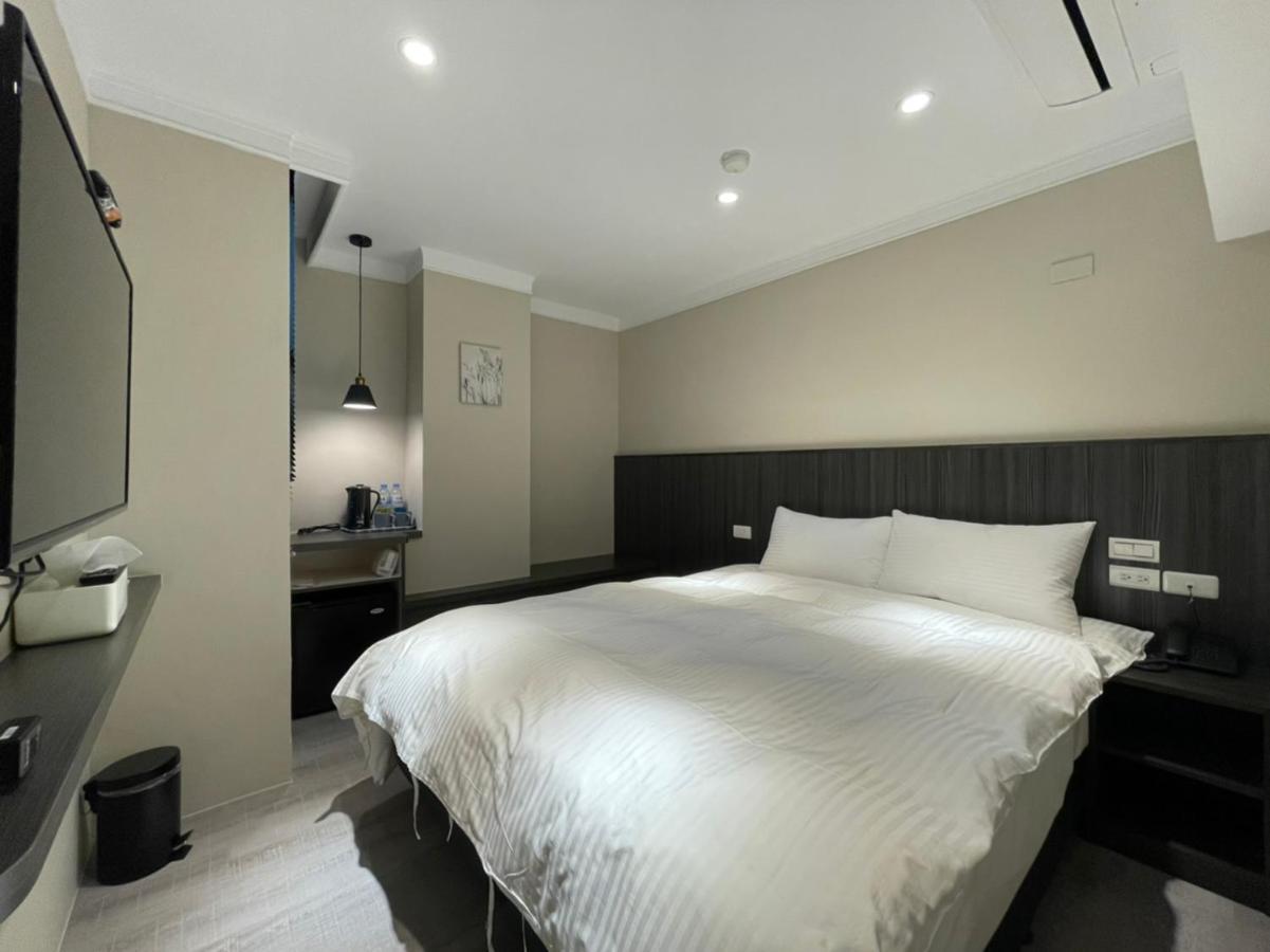 Yoshi Hotel - Tainan Station Branch Bagian luar foto