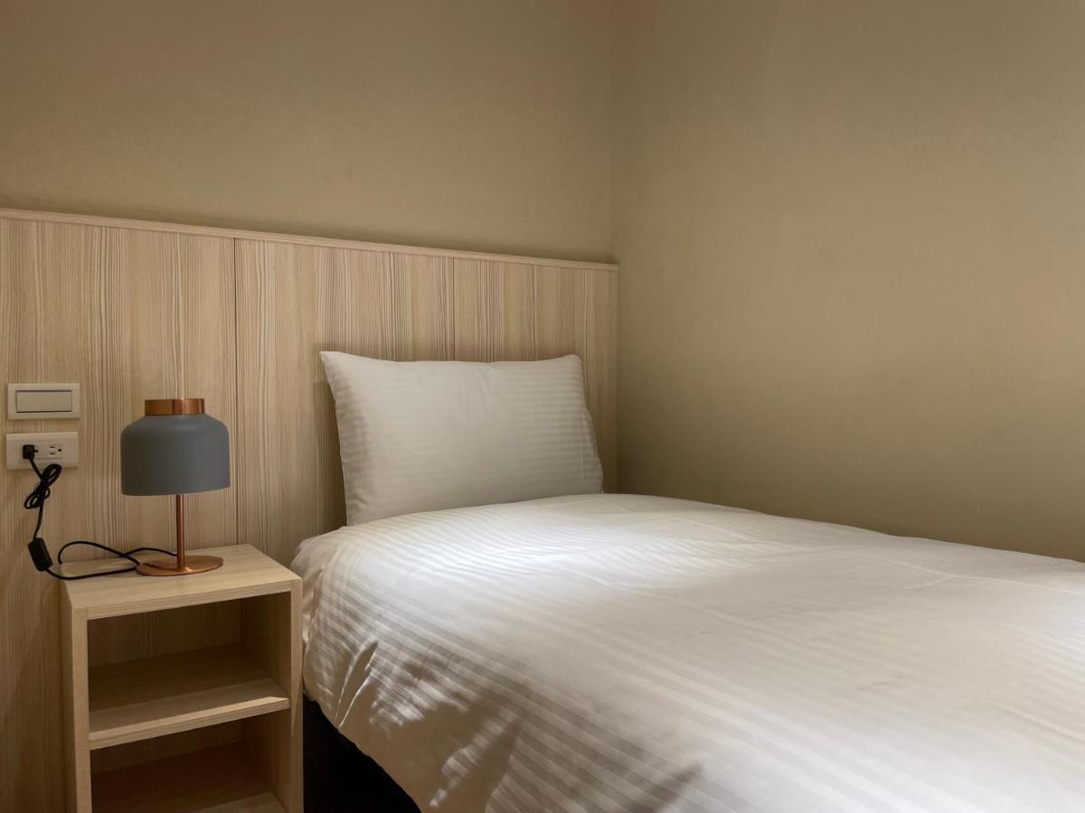 Yoshi Hotel - Tainan Station Branch Bagian luar foto