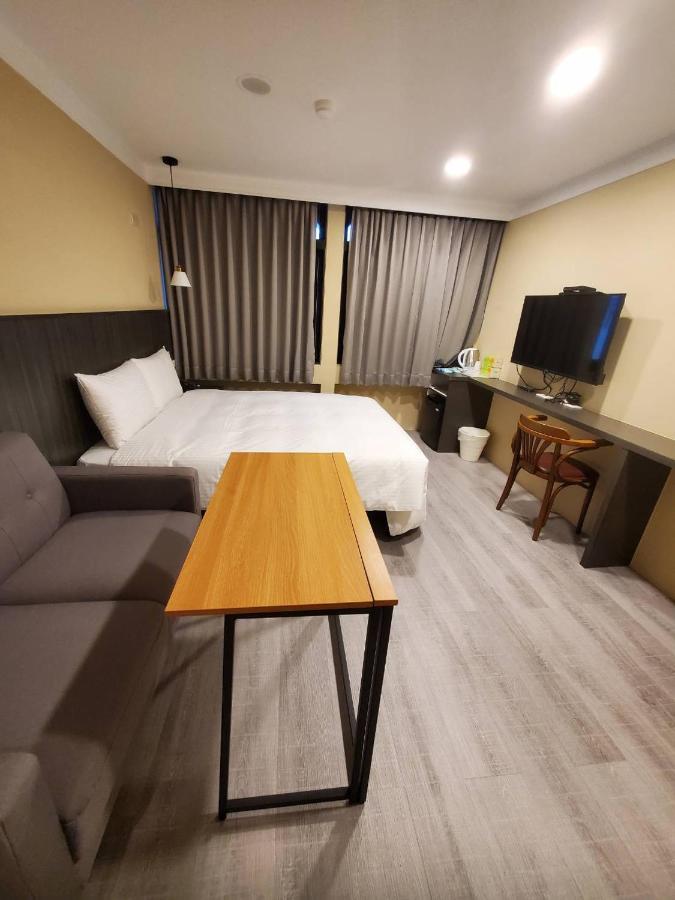 Yoshi Hotel - Tainan Station Branch Bagian luar foto