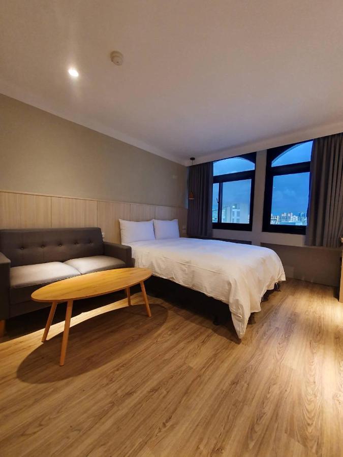 Yoshi Hotel - Tainan Station Branch Bagian luar foto