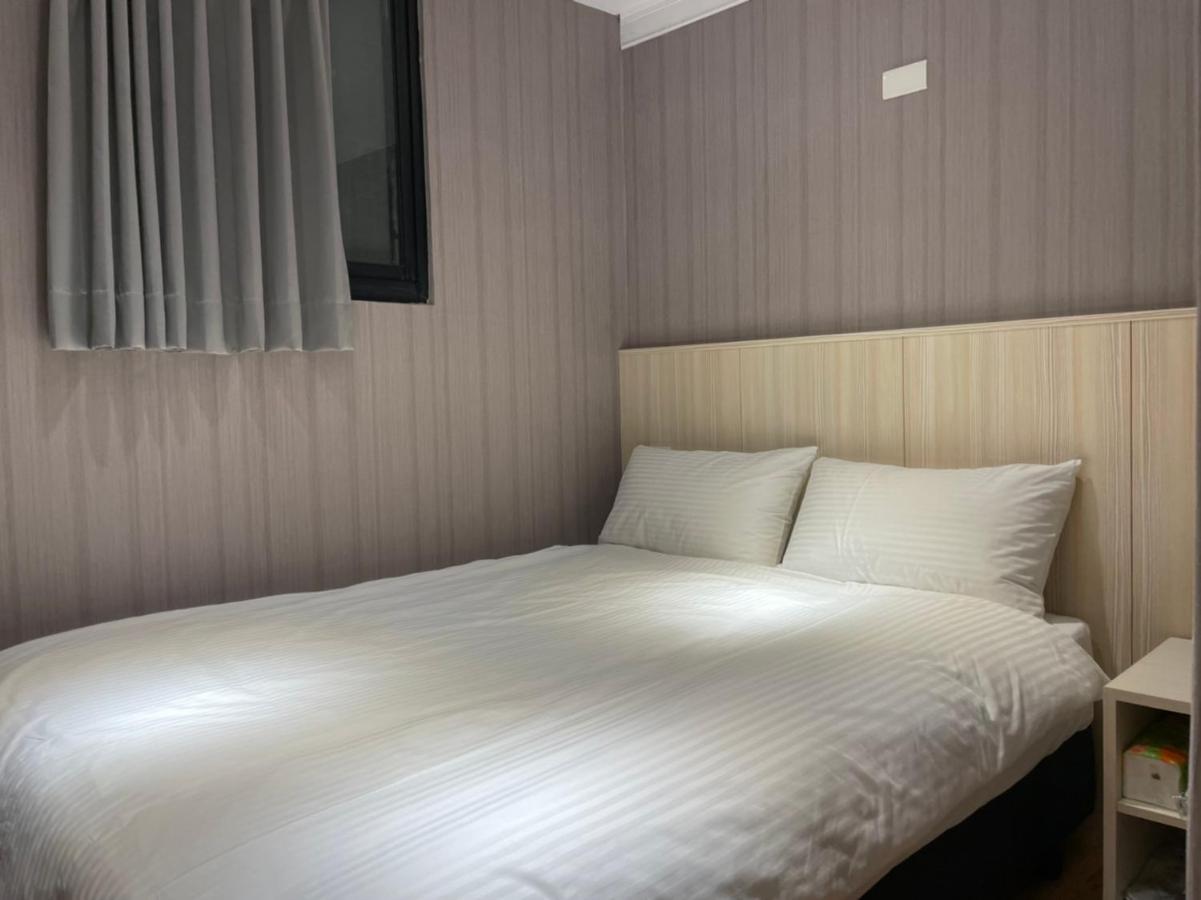 Yoshi Hotel - Tainan Station Branch Bagian luar foto