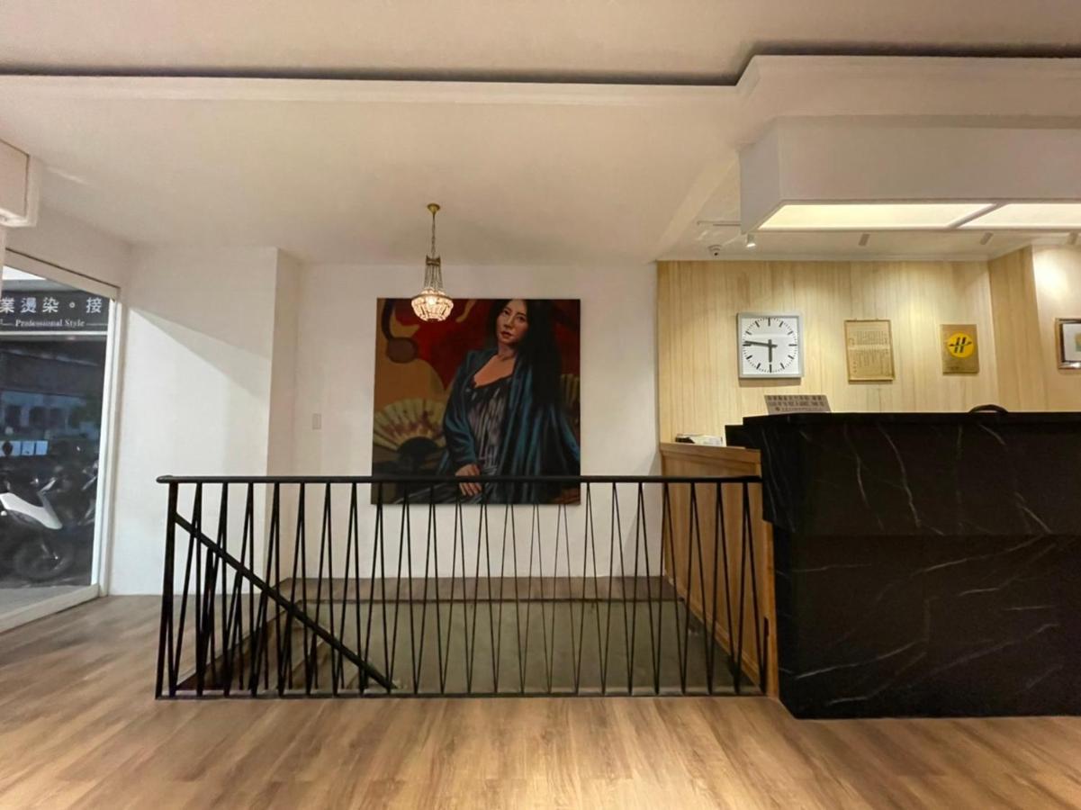 Yoshi Hotel - Tainan Station Branch Bagian luar foto