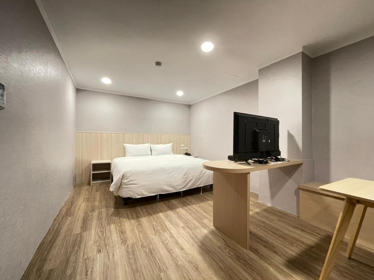 Yoshi Hotel - Tainan Station Branch Bagian luar foto
