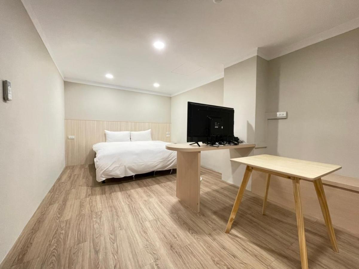 Yoshi Hotel - Tainan Station Branch Bagian luar foto