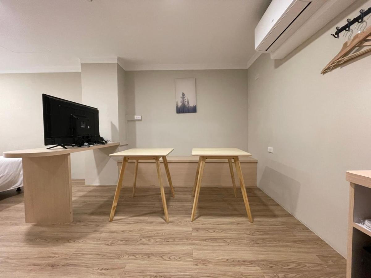 Yoshi Hotel - Tainan Station Branch Bagian luar foto
