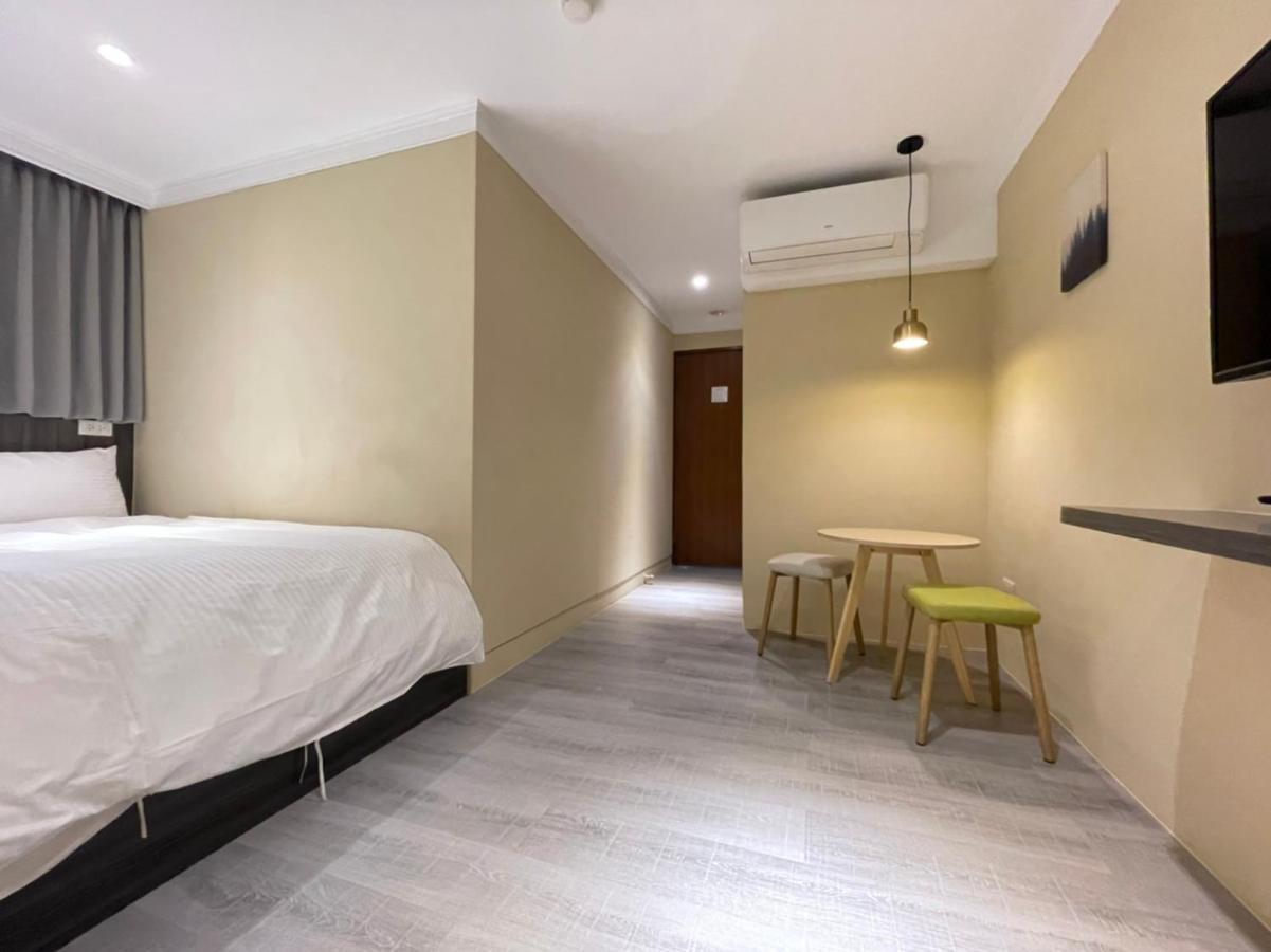 Yoshi Hotel - Tainan Station Branch Bagian luar foto