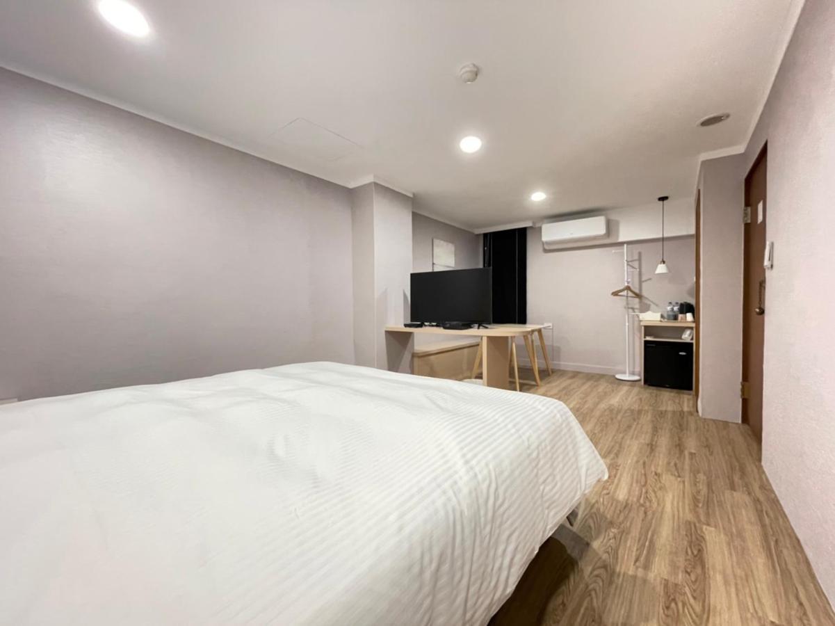 Yoshi Hotel - Tainan Station Branch Bagian luar foto