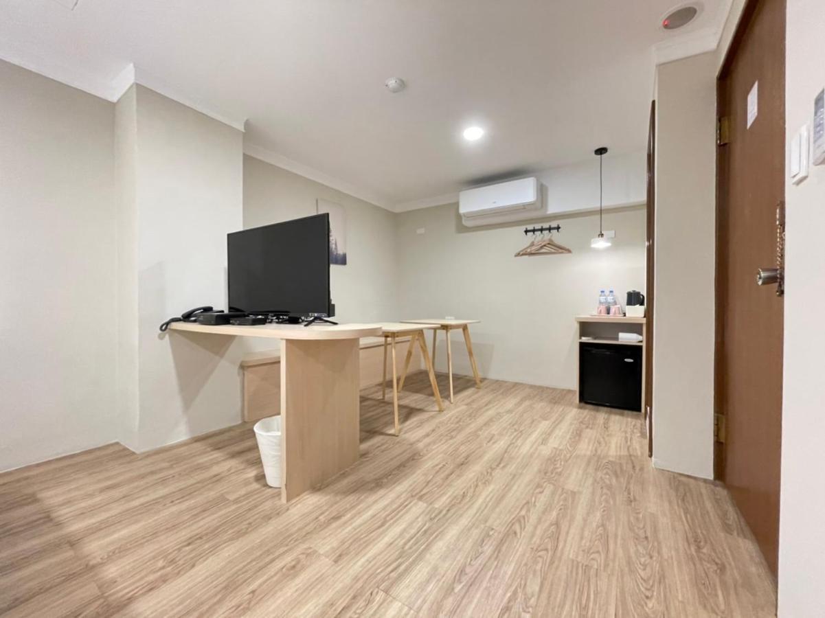 Yoshi Hotel - Tainan Station Branch Bagian luar foto