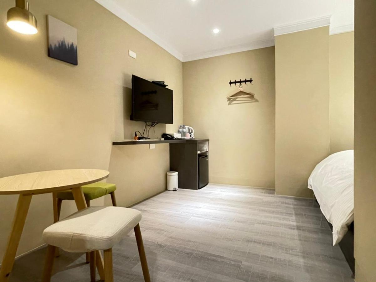 Yoshi Hotel - Tainan Station Branch Bagian luar foto