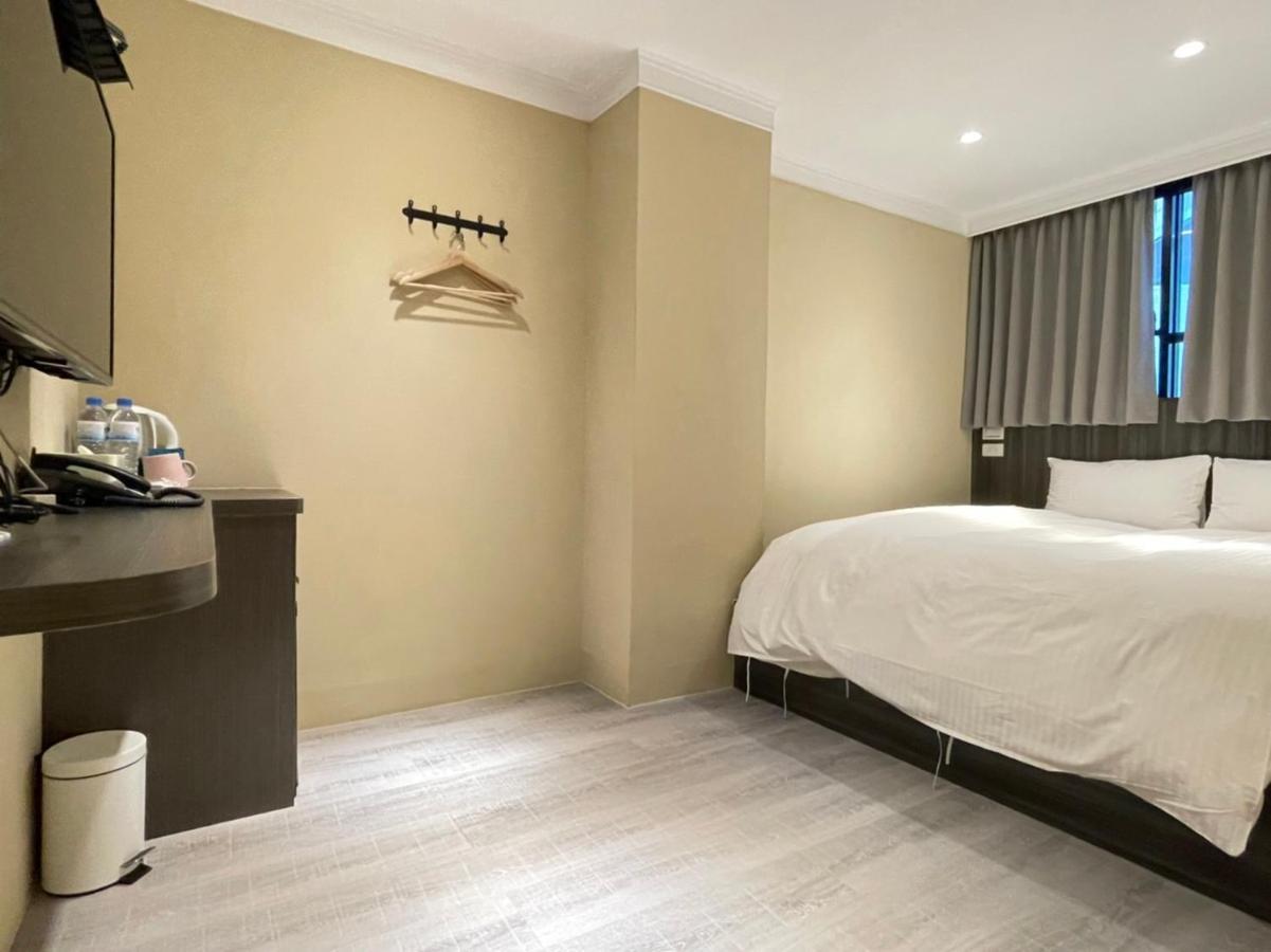 Yoshi Hotel - Tainan Station Branch Bagian luar foto