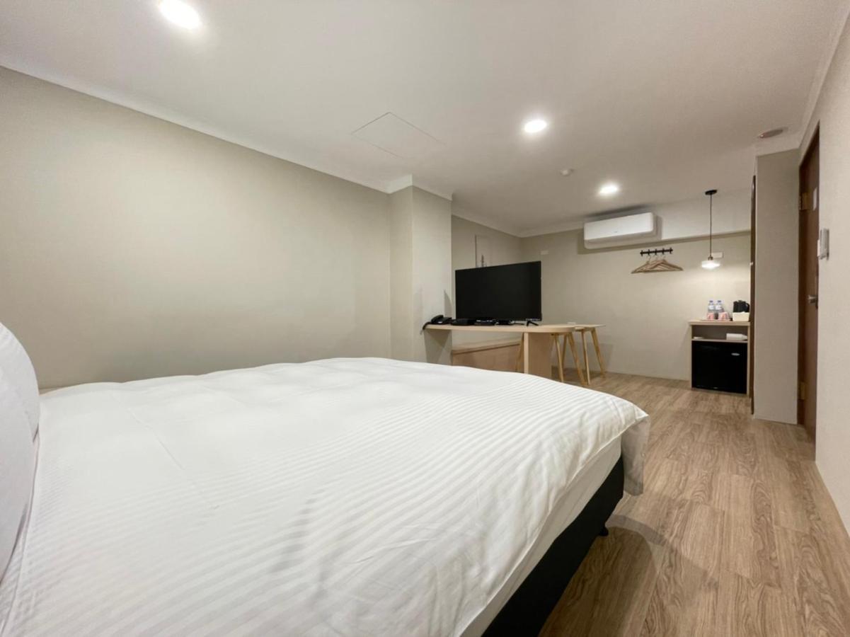 Yoshi Hotel - Tainan Station Branch Bagian luar foto