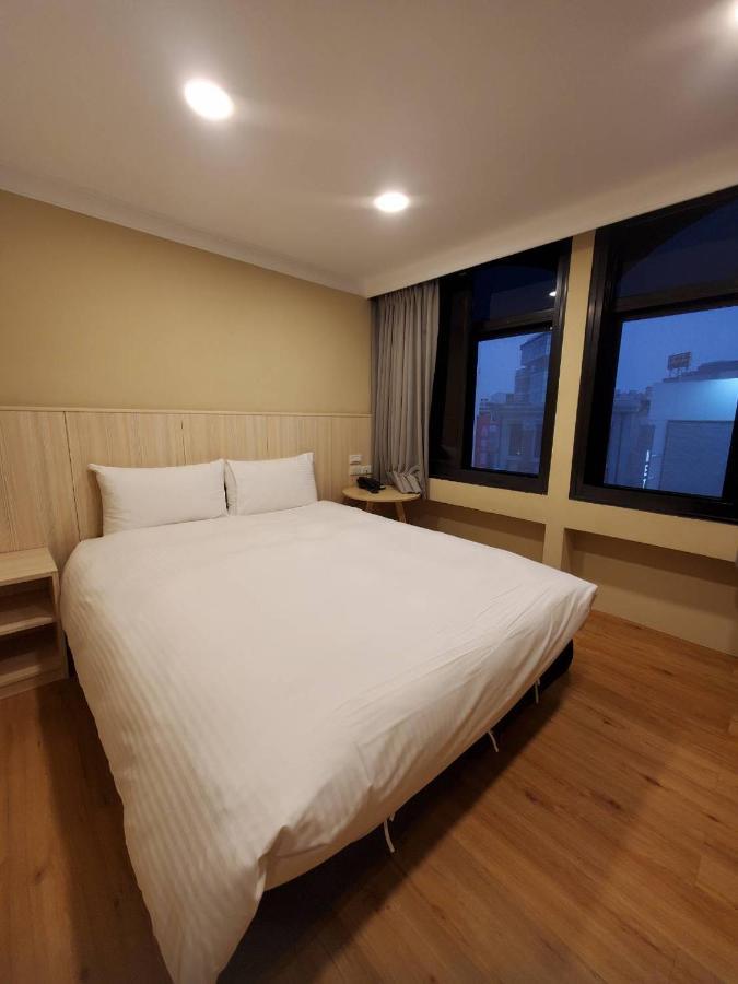 Yoshi Hotel - Tainan Station Branch Bagian luar foto