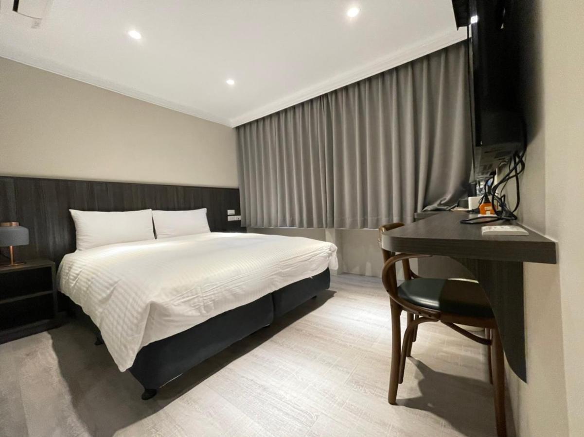 Yoshi Hotel - Tainan Station Branch Bagian luar foto