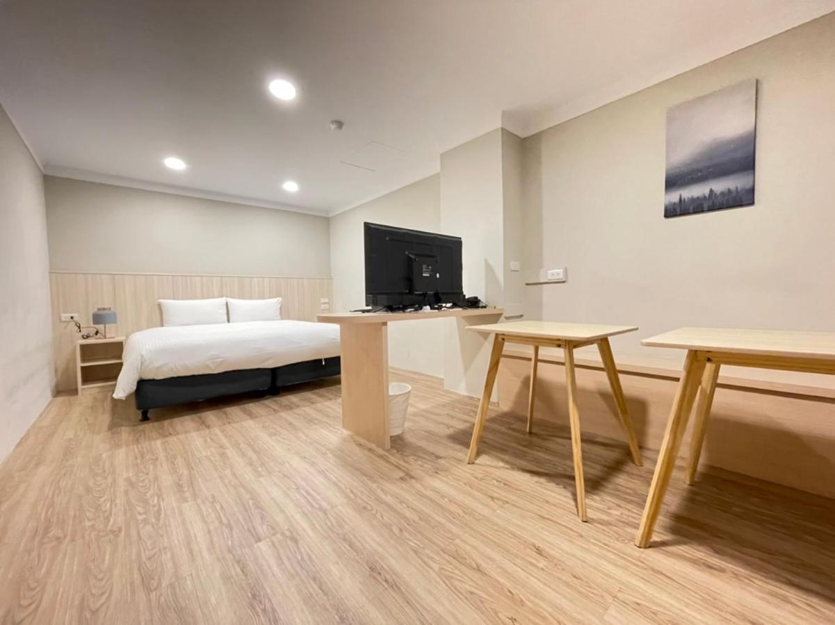 Yoshi Hotel - Tainan Station Branch Bagian luar foto