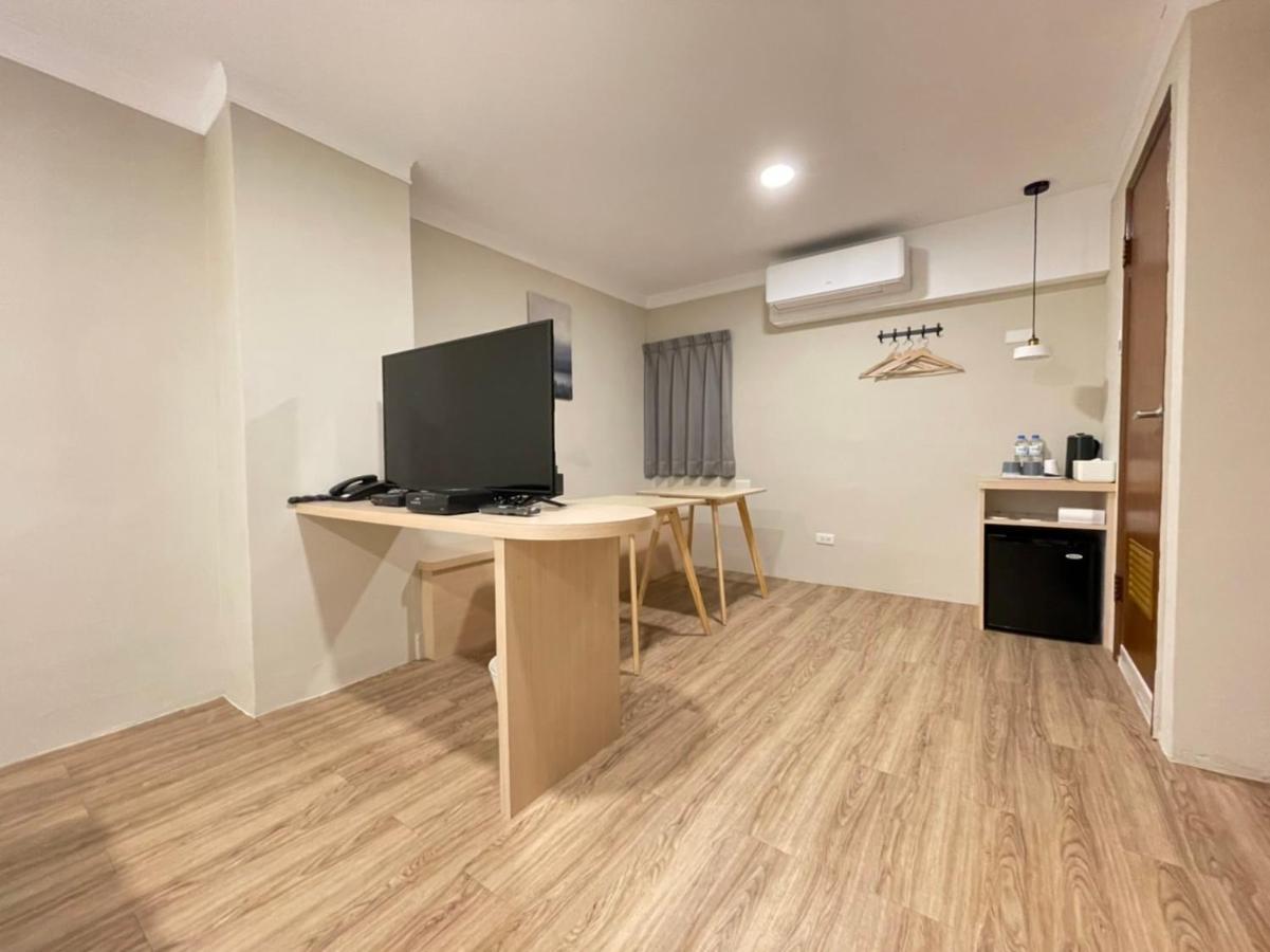 Yoshi Hotel - Tainan Station Branch Bagian luar foto