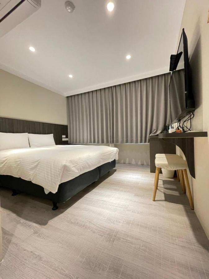 Yoshi Hotel - Tainan Station Branch Bagian luar foto