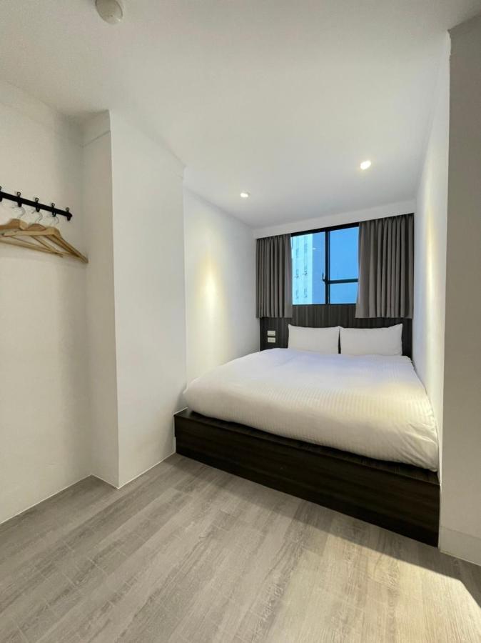 Yoshi Hotel - Tainan Station Branch Bagian luar foto