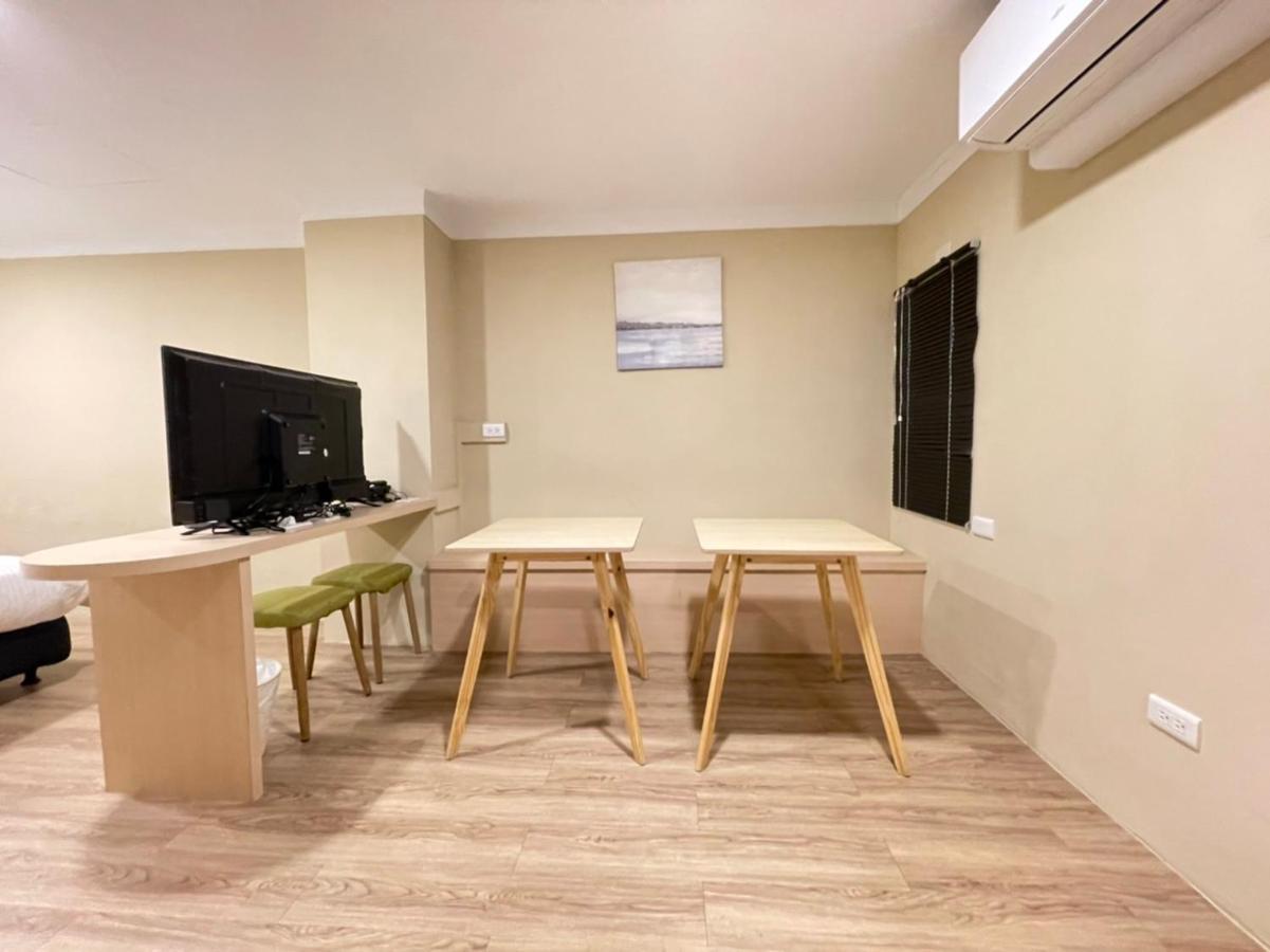 Yoshi Hotel - Tainan Station Branch Bagian luar foto