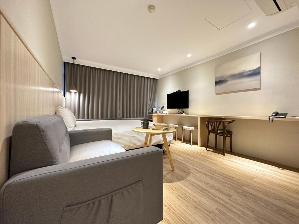 Yoshi Hotel - Tainan Station Branch Bagian luar foto