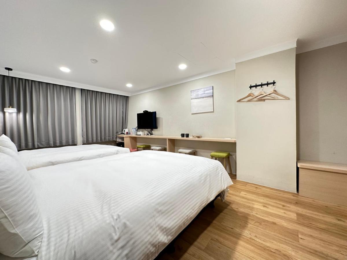 Yoshi Hotel - Tainan Station Branch Bagian luar foto