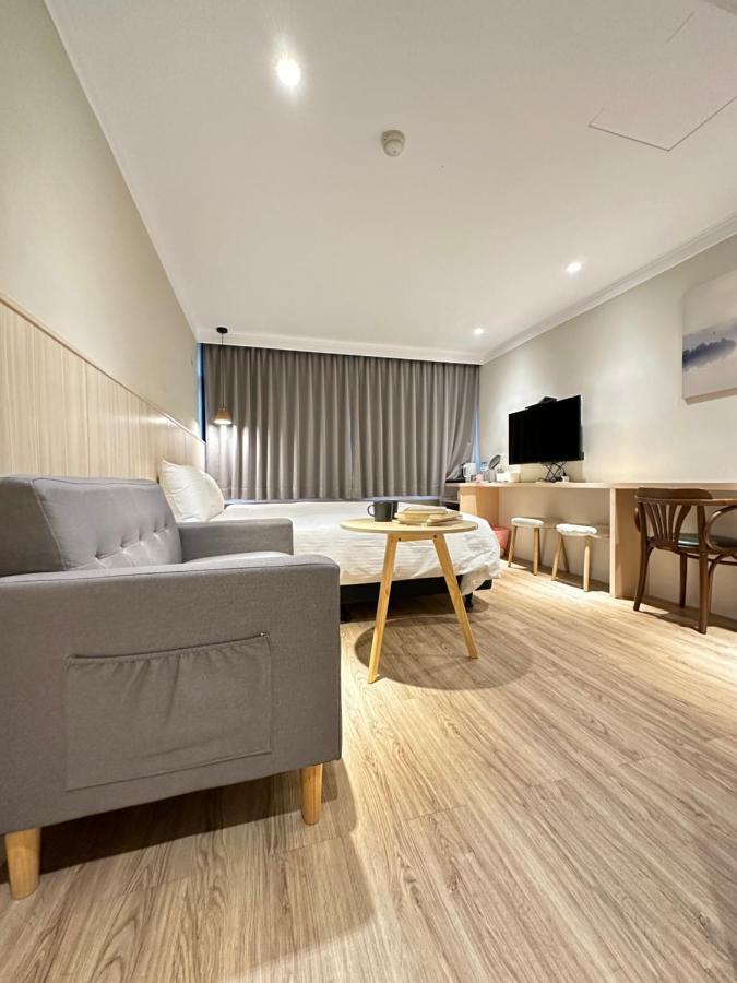 Yoshi Hotel - Tainan Station Branch Bagian luar foto