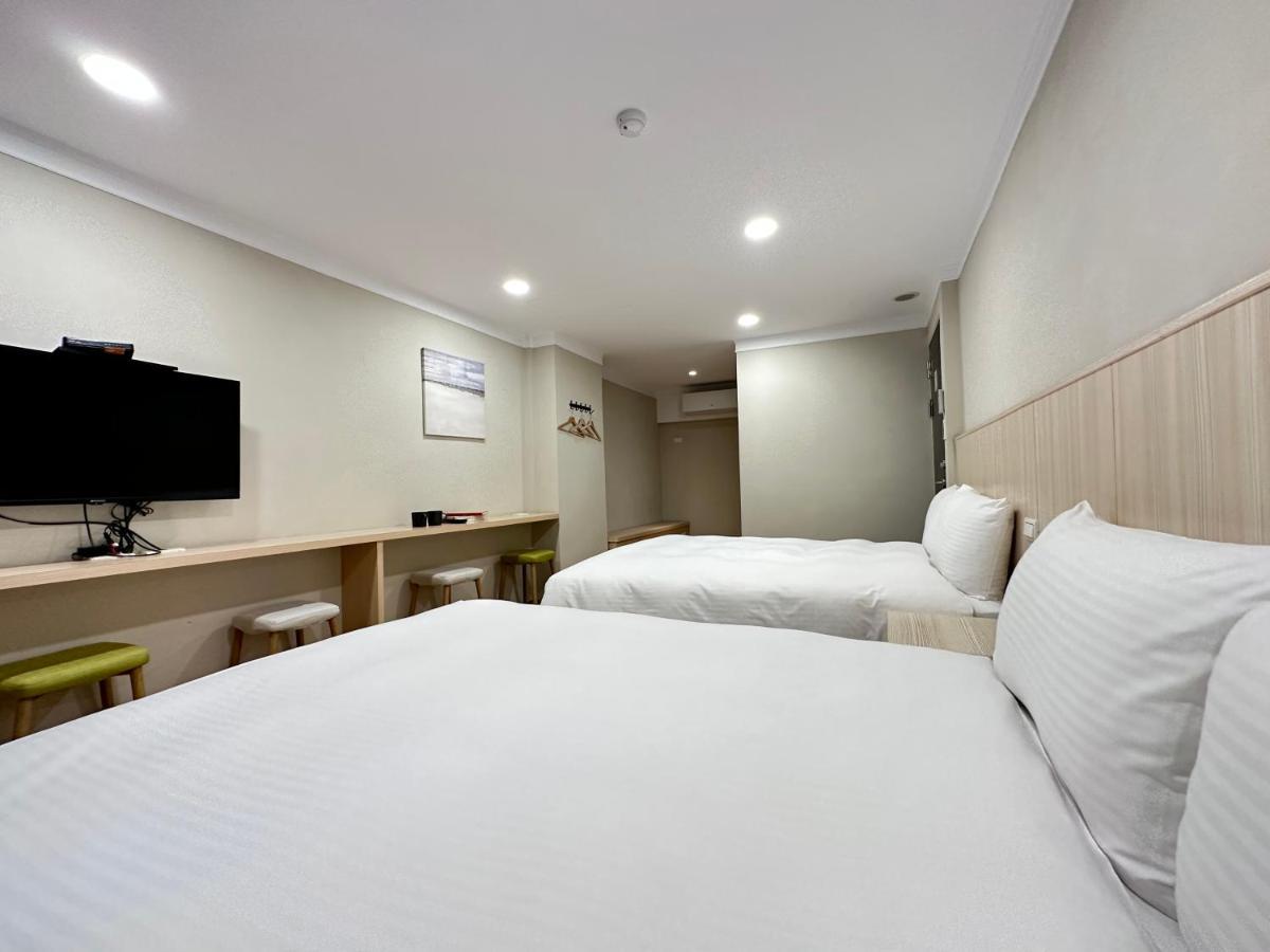 Yoshi Hotel - Tainan Station Branch Bagian luar foto