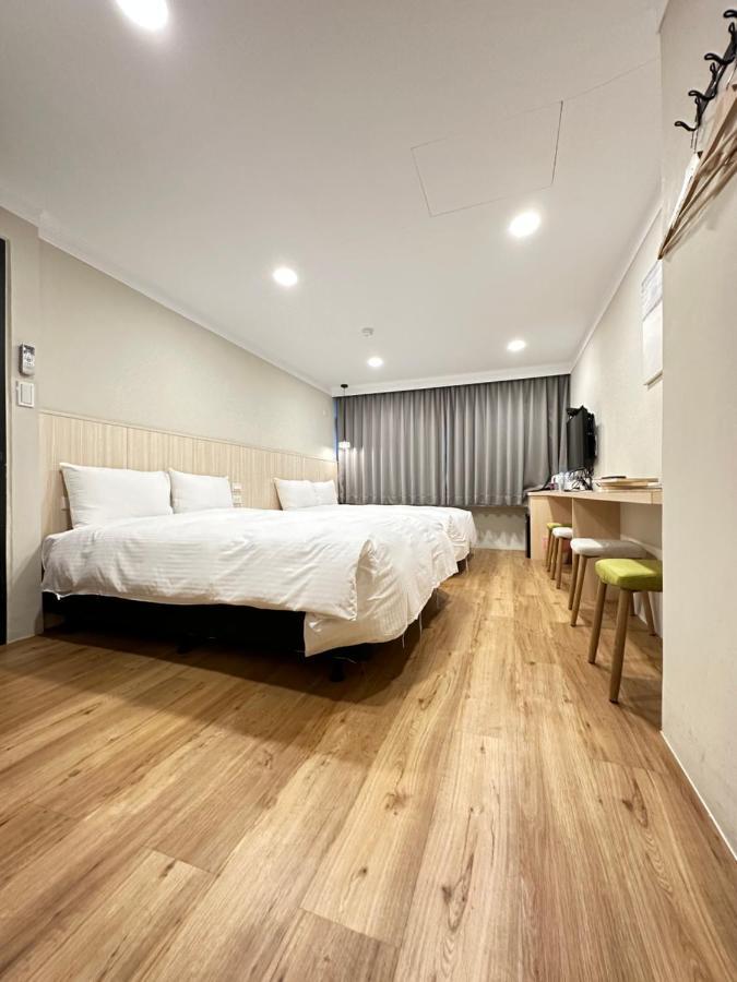 Yoshi Hotel - Tainan Station Branch Bagian luar foto