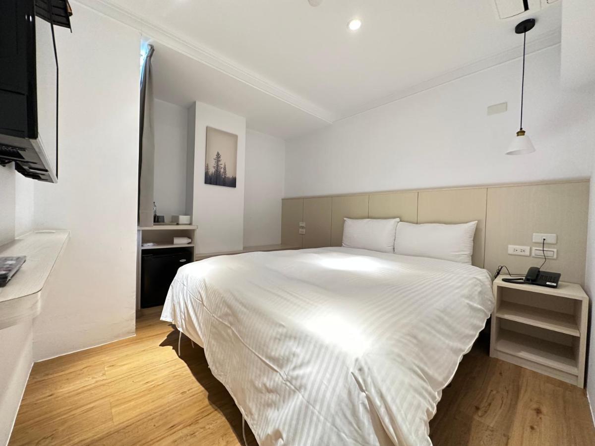 Yoshi Hotel - Tainan Station Branch Bagian luar foto