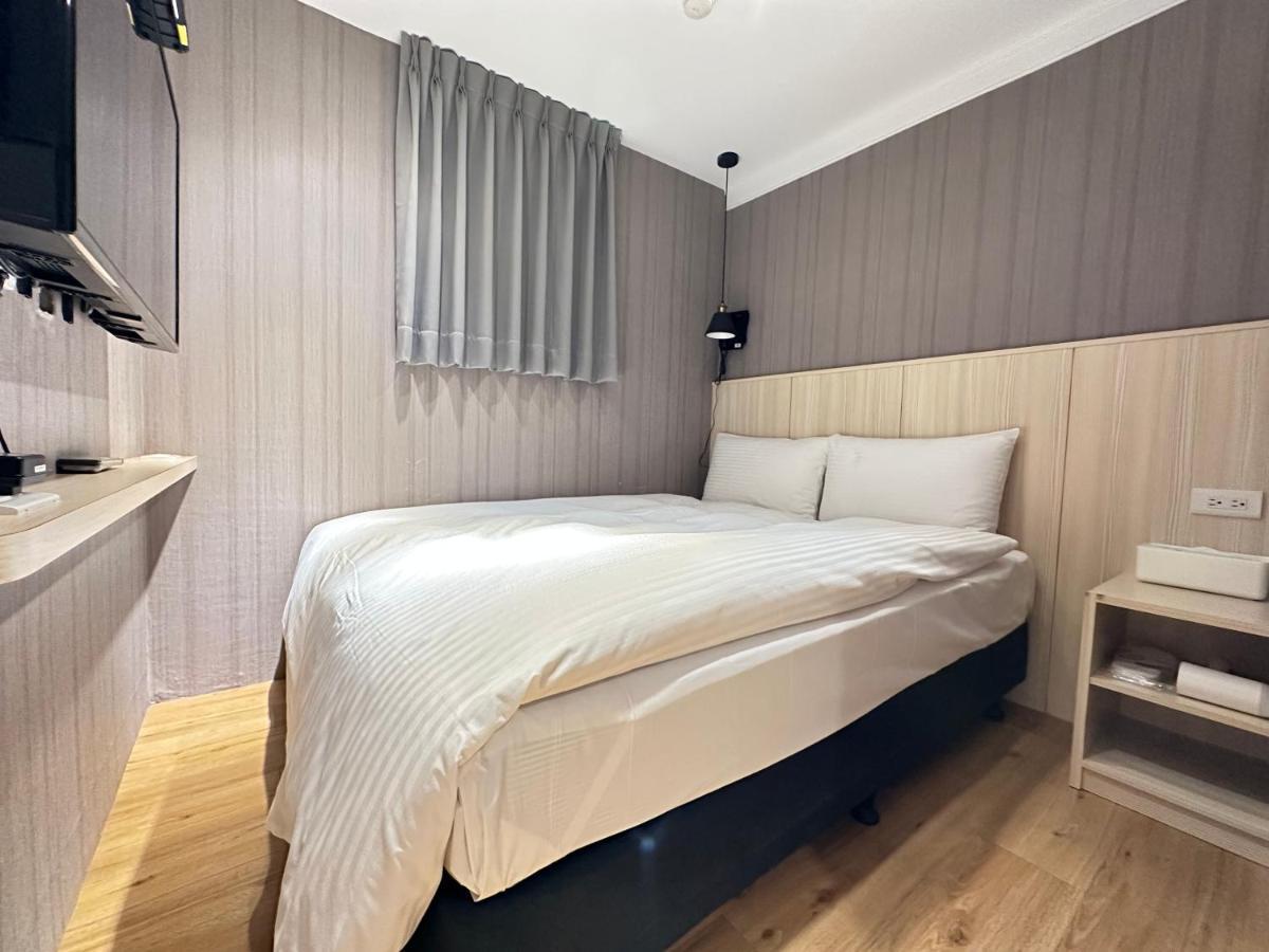 Yoshi Hotel - Tainan Station Branch Bagian luar foto