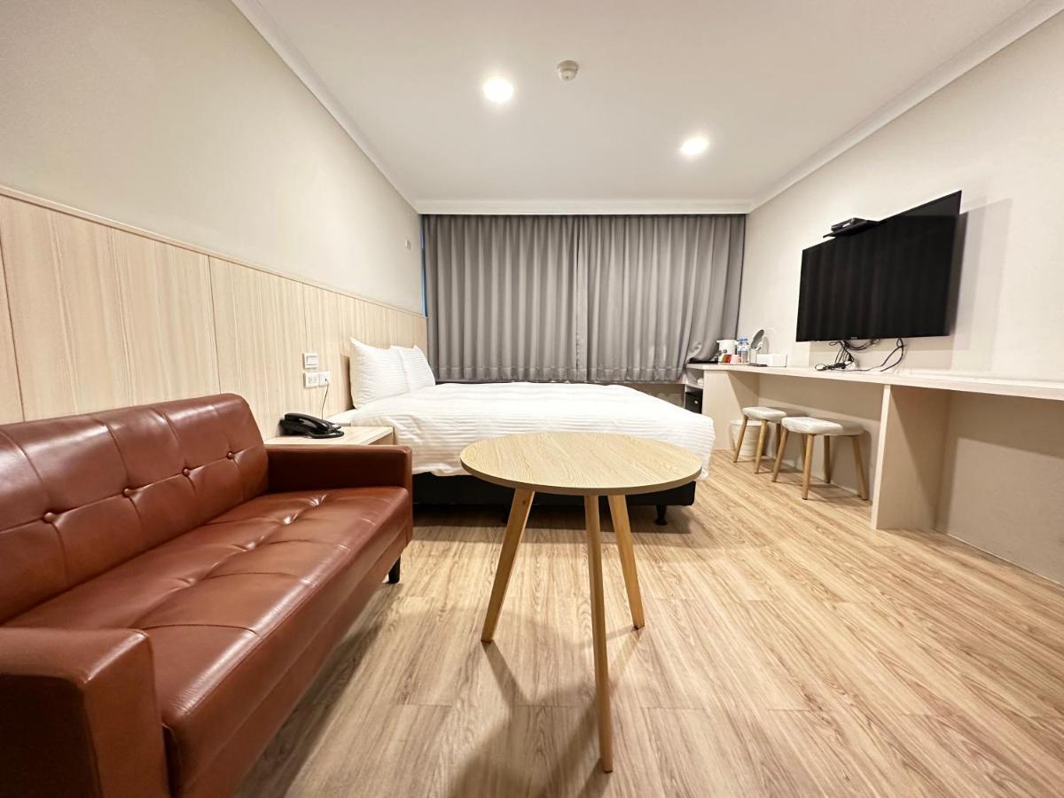 Yoshi Hotel - Tainan Station Branch Bagian luar foto