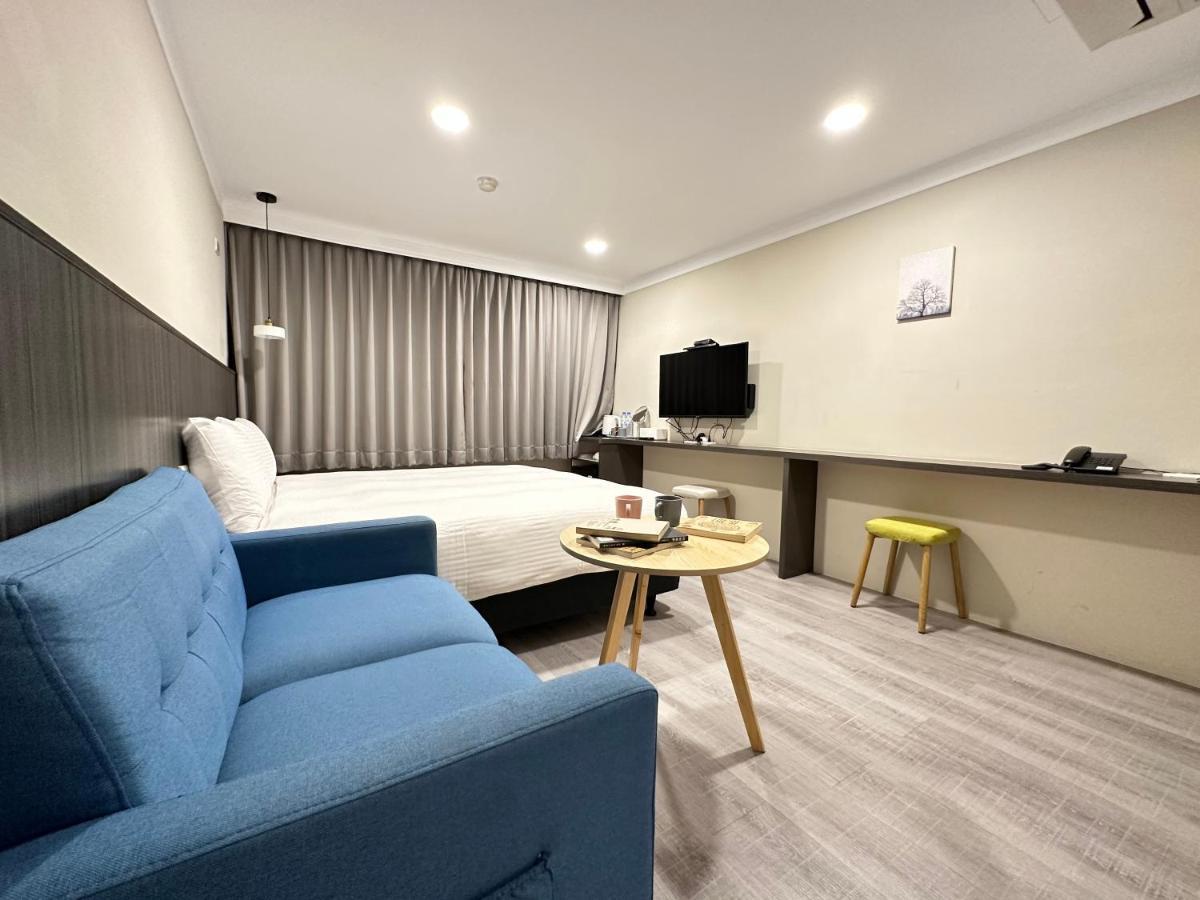 Yoshi Hotel - Tainan Station Branch Bagian luar foto