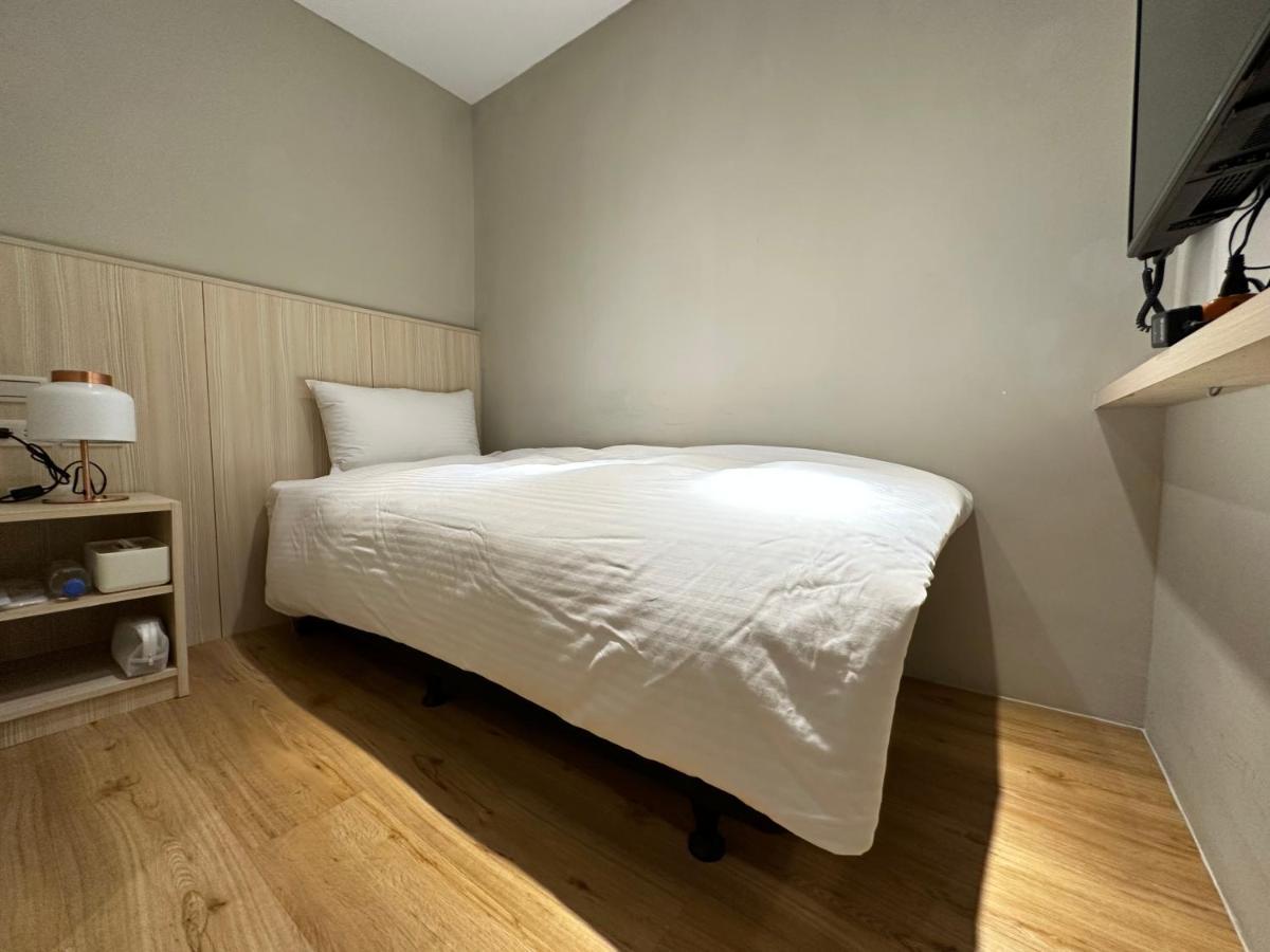 Yoshi Hotel - Tainan Station Branch Bagian luar foto