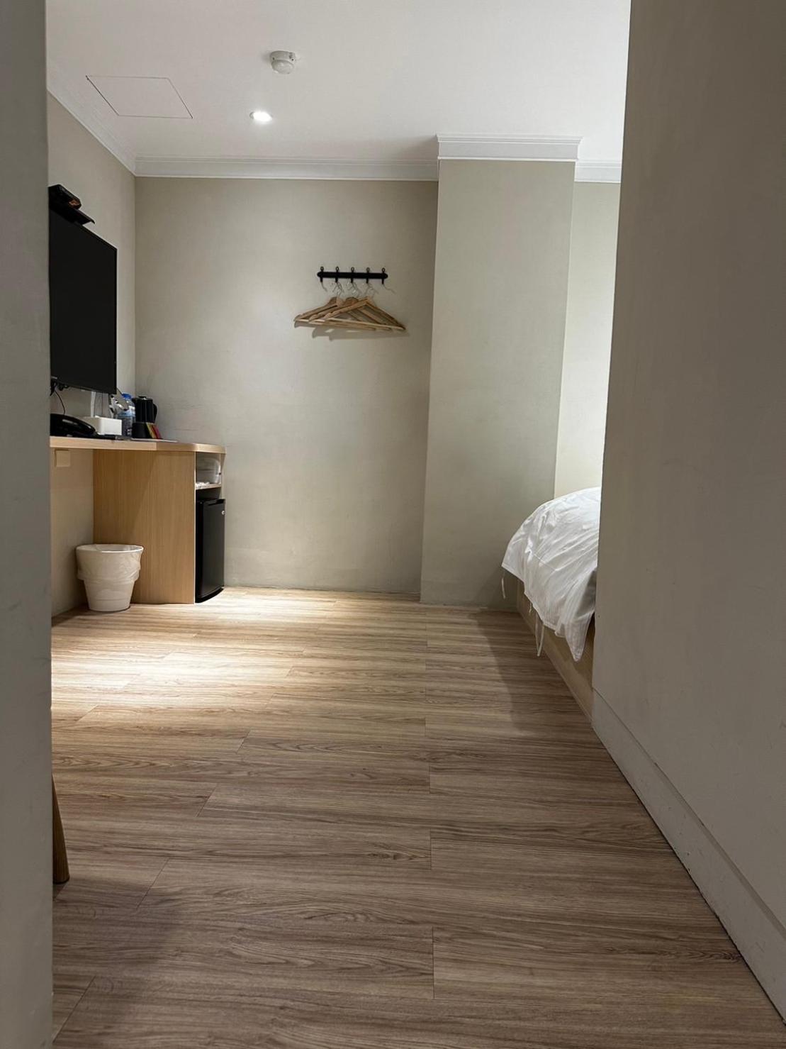 Yoshi Hotel - Tainan Station Branch Bagian luar foto
