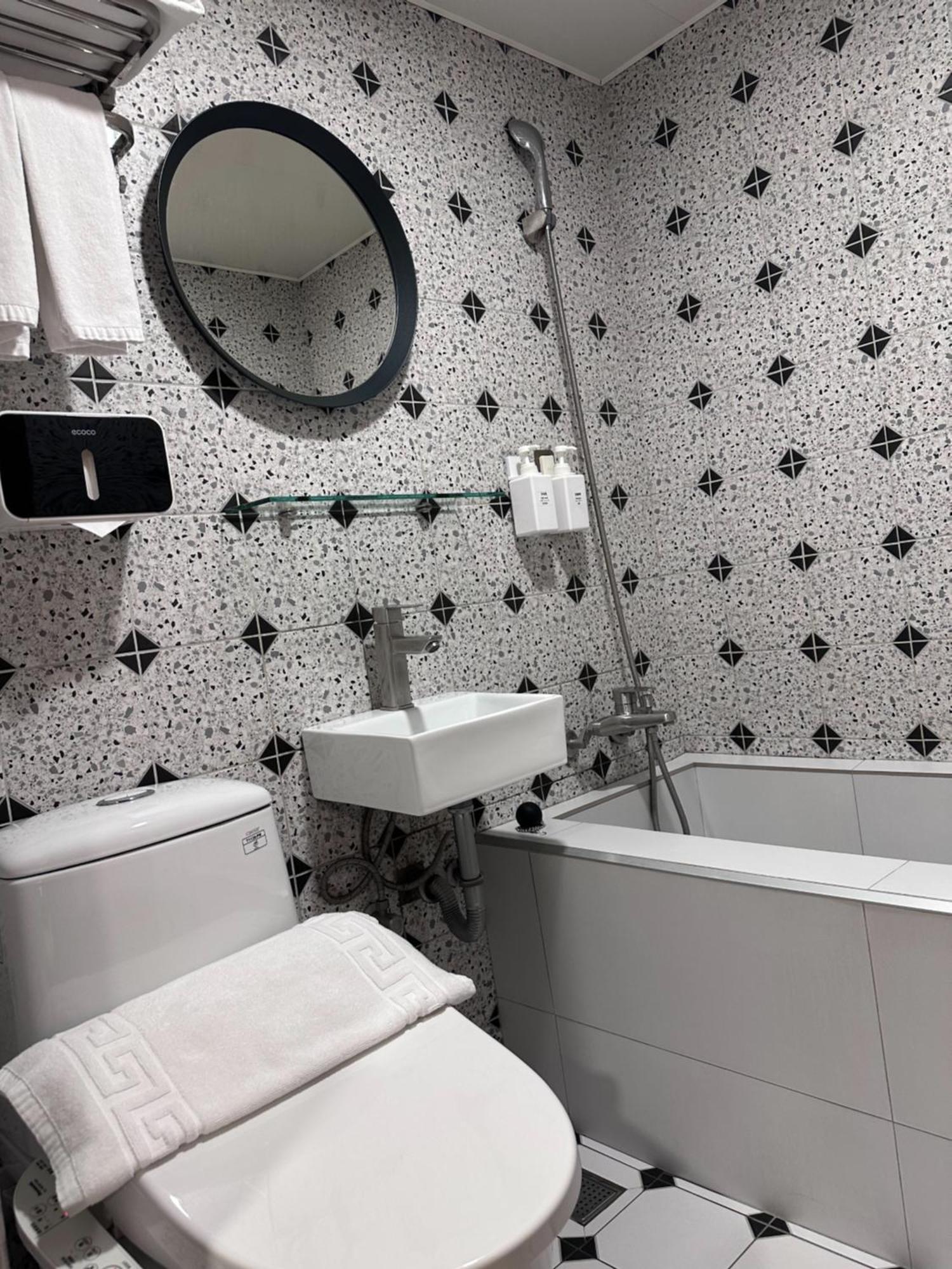 Yoshi Hotel - Tainan Station Branch Bagian luar foto